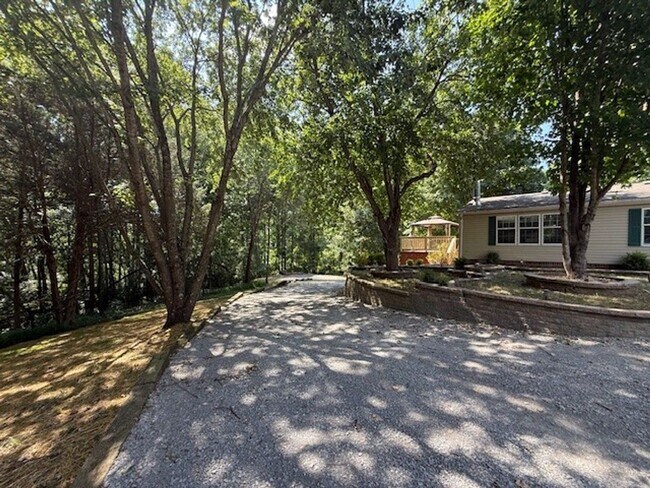 Building Photo - Available Now Spacious 3 Bedroom Home on P...