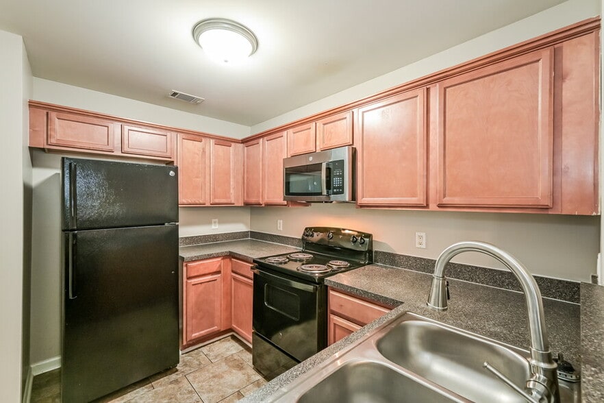 Building Photo - 8043 Logan Dr