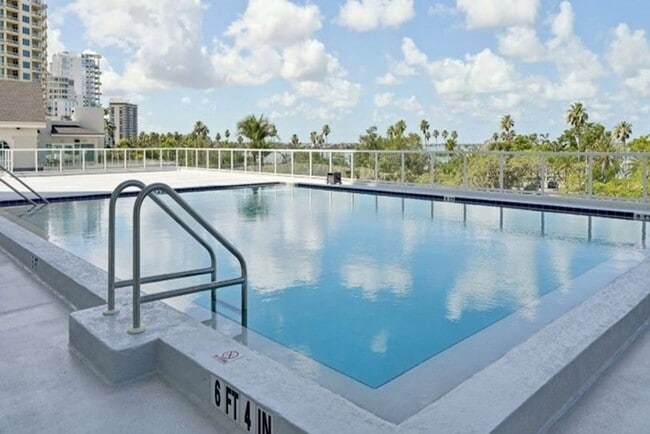 Building Photo - DOWNTOWN 15th FLOOR CONDO! 2 BEDROOM CONDO ! UPDATED! CITY VIEWS!