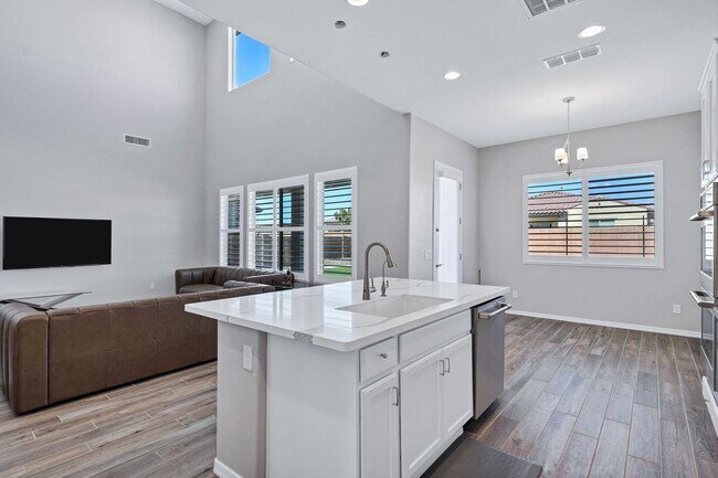 Building Photo - Spacious 5 Bedroom Home for Rent in East Mesa
