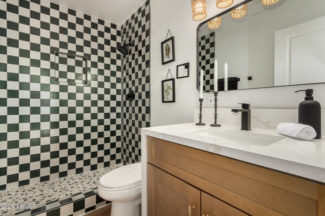 Building Photo - 516 E Greenway Dr