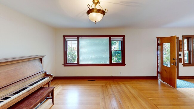 Building Photo - Stunning 1927 Prairie-Craftsman Home with ...