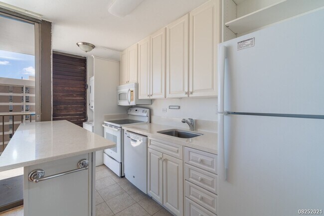 Building Photo - 1 Bed 1 Bath Camelot Condominium in Makiki