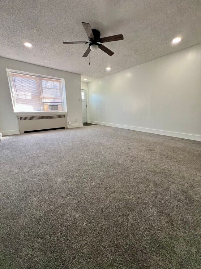 Building Photo - Stunning 3-Bedroom Townhome in Drexel Hill! Available NOW!