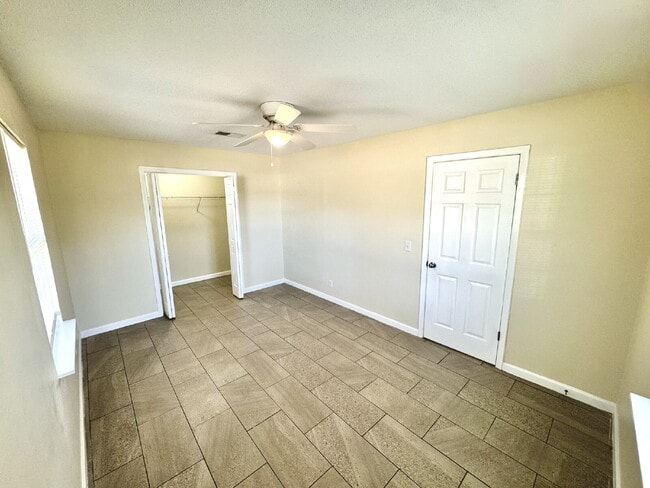 Building Photo - 1 bedroom 1 bathroom triplex unit