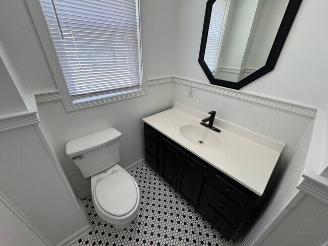 Building Photo - Near Westside 4 Bedroom 2 Bath