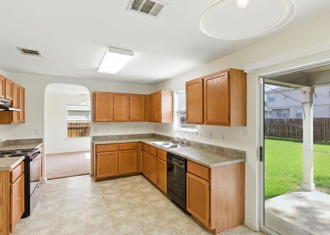 Building Photo - Easy Access to Hwy 90 & Loop 410