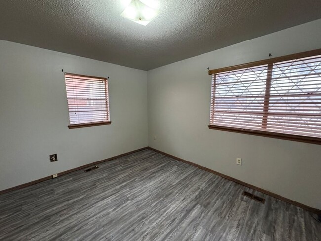 Building Photo - 3 bed, 1 1/2 bath and a 2 car garage home ...