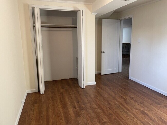 Building Photo - Spacious 1,000 Sq Ft 1 bedroom Lower Unit ...