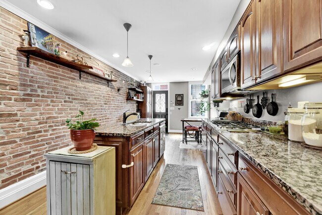 Building Photo - 307 S Chapel St