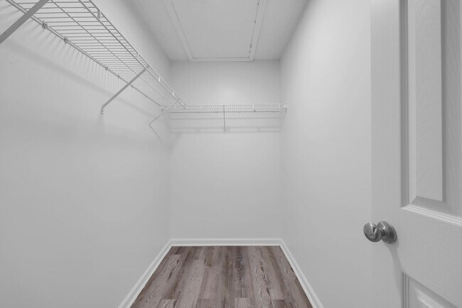 Building Photo - FREE RENT FOR THE MONTH OF NOV 25 | RENOVA...