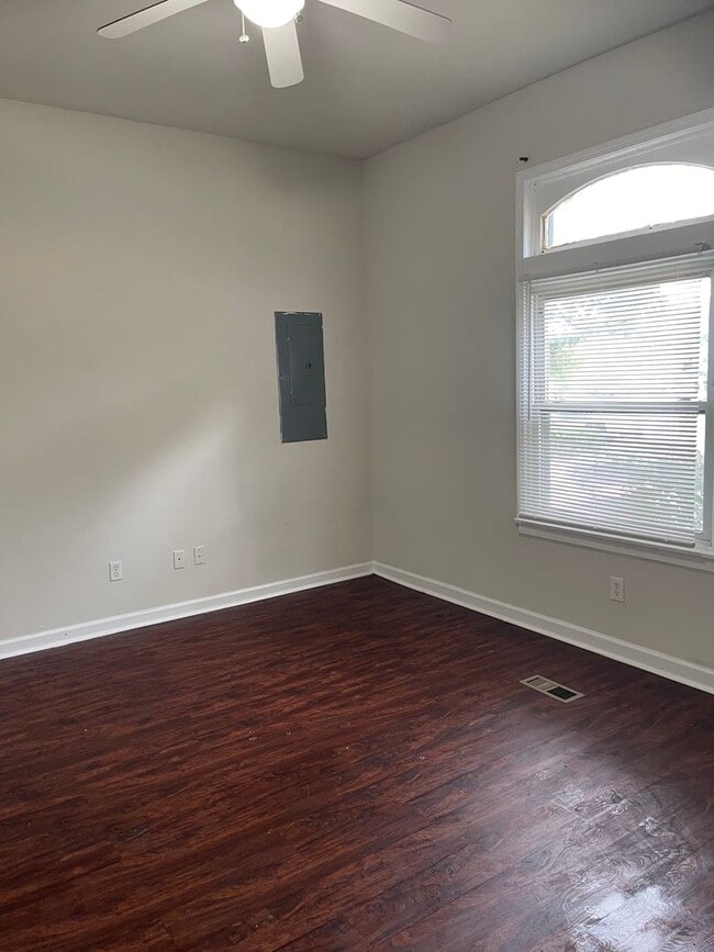Building Photo - Lease Starts June 1. No rent until July!!