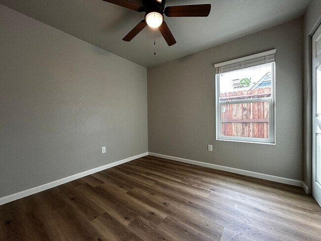 Building Photo - Coming Soon! 2 Bed/1 Bath Home