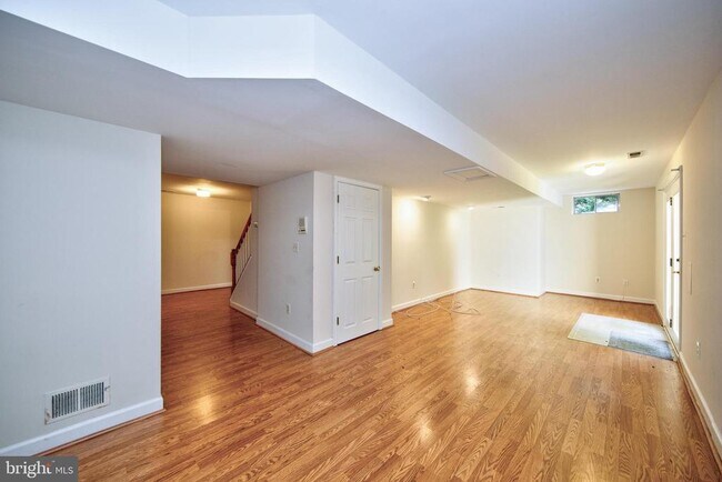 Building Photo - 210 King Johns Ct