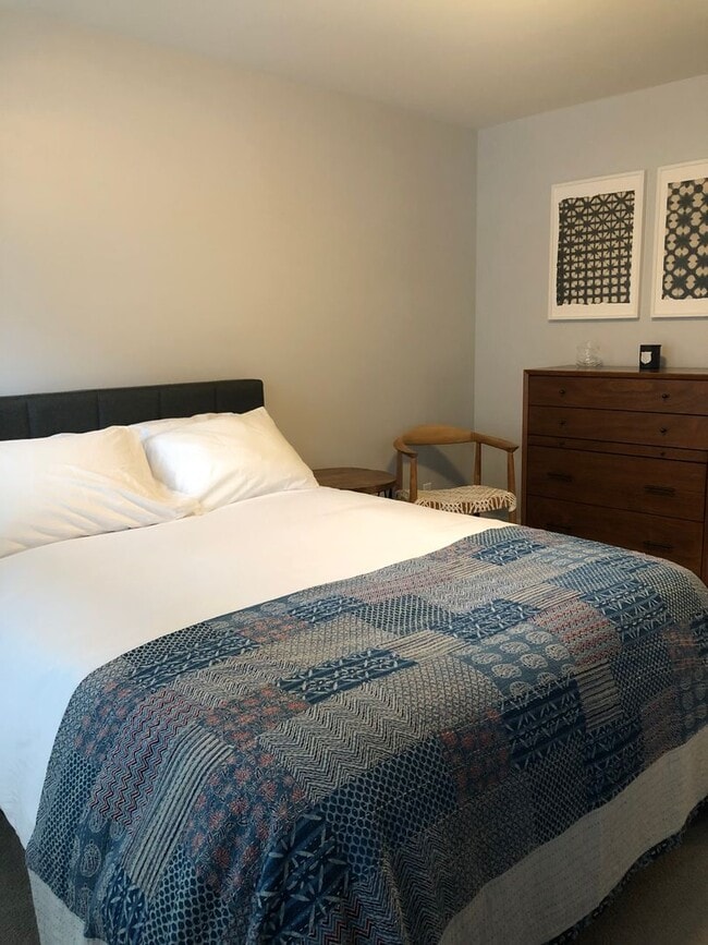 Building Photo - 5 Bedroom, 5.5 Bathroom Home in Hood River.