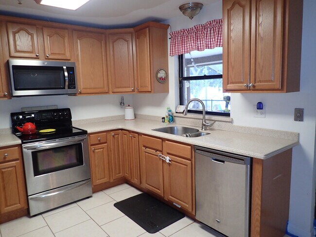 Building Photo - 525 Hidden Creek Dr
