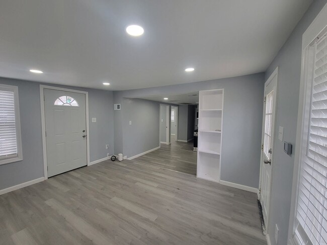 Building Photo - 2BR/1BA Fully Remodeled