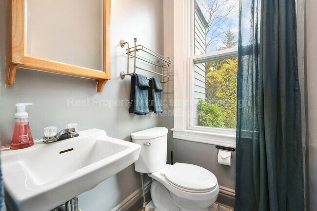 Building Photo - 320 Greenfield Ave