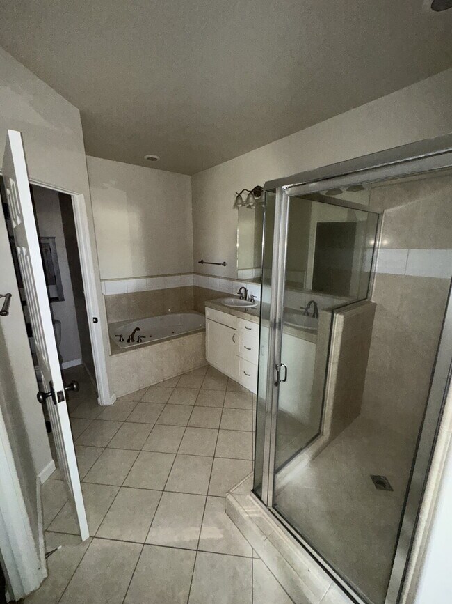 Building Photo - Luxurious 4-Bed, 3.5-Bath Retreat in Chowchilla - Spacious 2,379 Sq Ft Home Awaits!