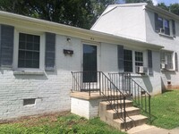 Building Photo - Two bedroom, 1 bath condo in Brookwood Gar...