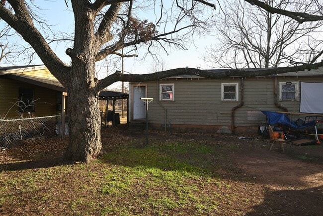 Building Photo - 902 Flood St