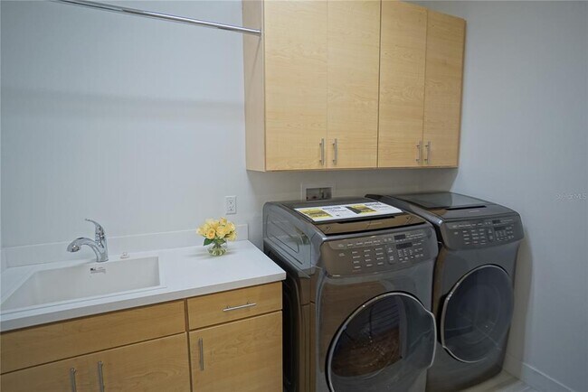 Building Photo - 209 S Trask St