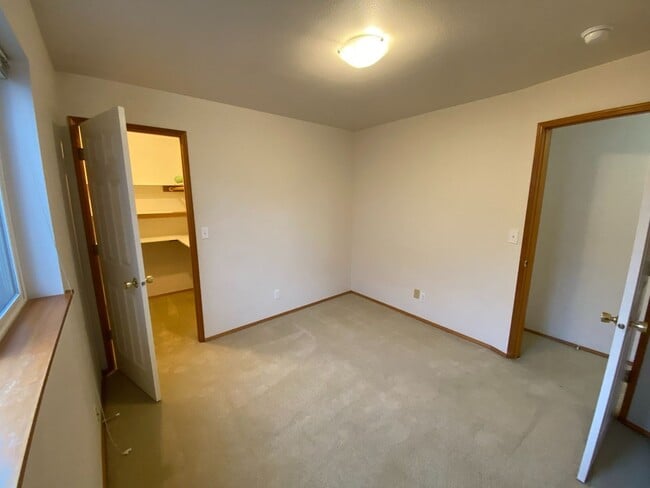 Building Photo - 8807 W Bonnie Ave