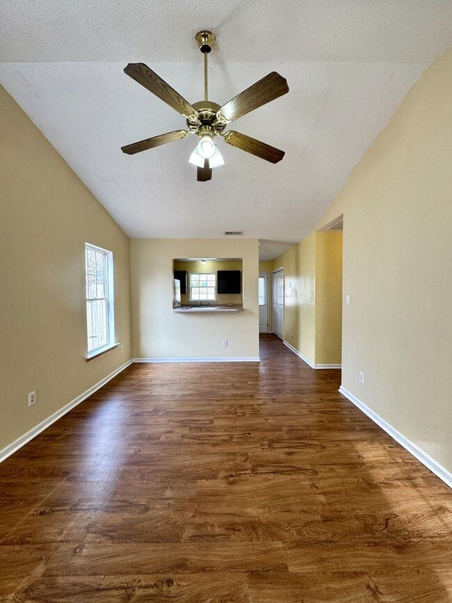 Building Photo - Adorable 2BR/2 Bath Duplex!