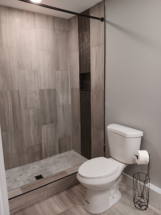Building Photo - 4BR/4BA Townhome in Fort Sanders | Off Cam...