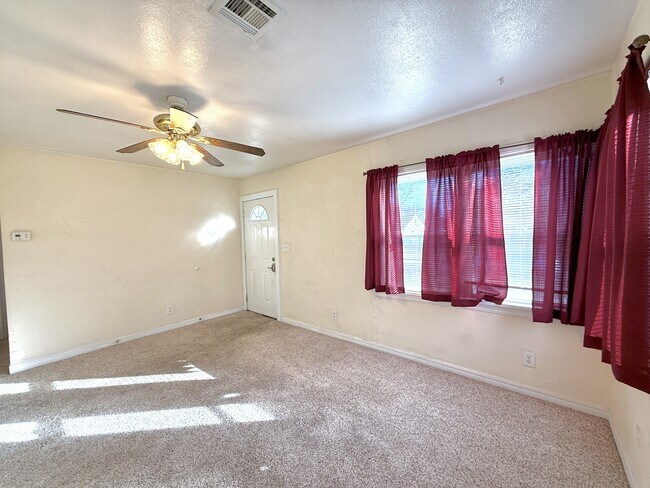 Building Photo - 709 11th Ave NW