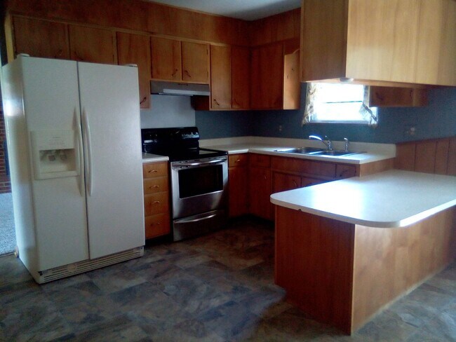 Building Photo - Knoxville 37918 - Beautiful 3 bedroom, 1.5 bath, brick rancher - Call Sharon Arnwine (865) 313-7215