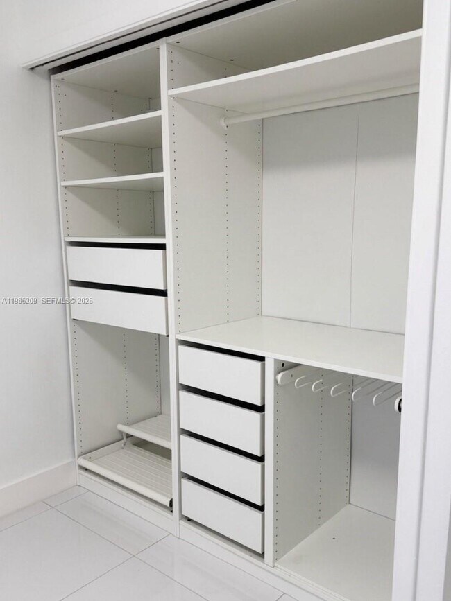 Building Photo - 220 Lakeview Dr