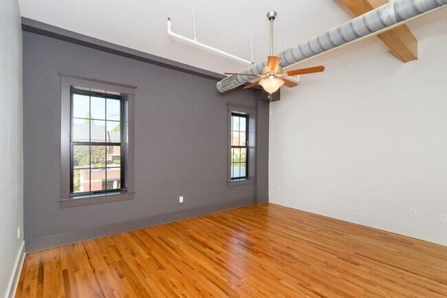 Building Photo - Downtown Top-Floor Loft