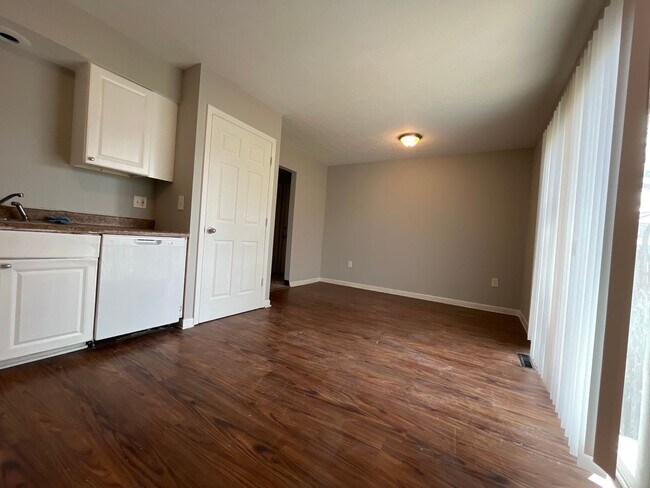 Building Photo - 1851-1853 Lake Club Dr