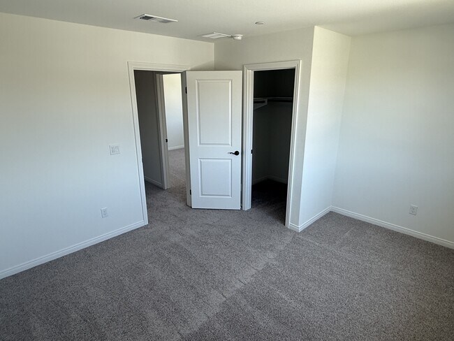 Building Photo - 4470 Hickory Ct
