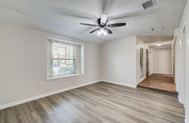 Building Photo - 3706 Brookbank Dr