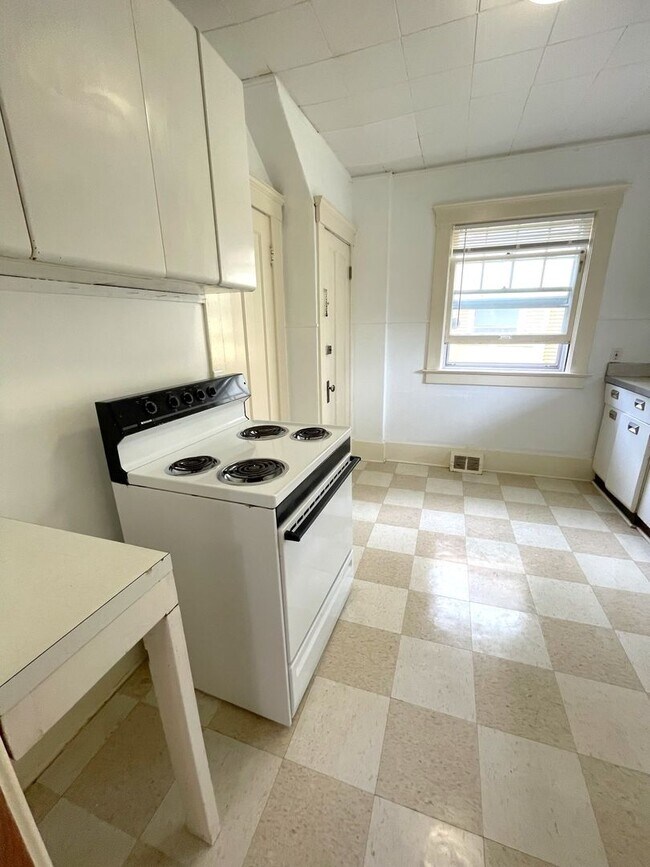 Building Photo - 914 Vaughn St