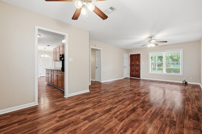Building Photo - 358 Coral Dr SW