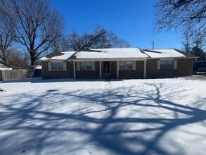 Building Photo - 2305 Sandy St