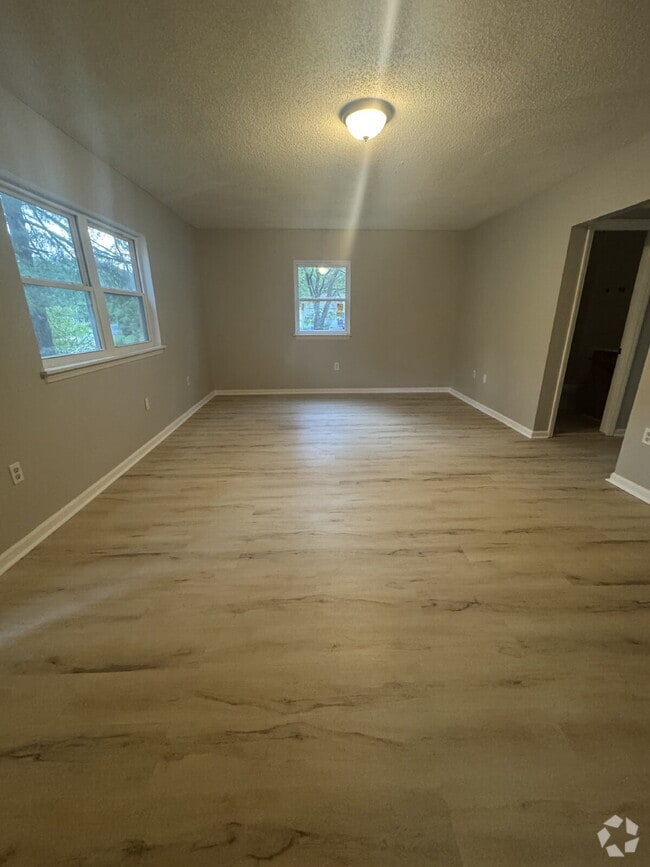 Building Photo - Newly remodeled apartment