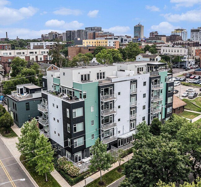 Building Photo - 121 W Kingsley St