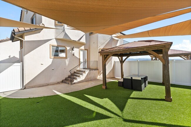 Building Photo - Spacious 7-Bedroom Home with Ocean Views i...