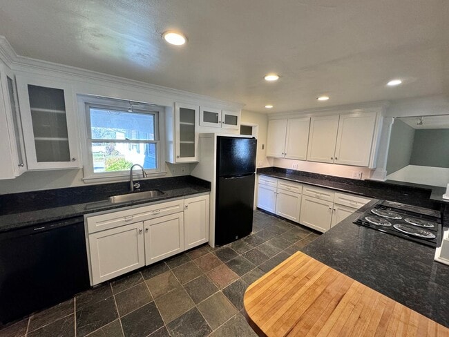 Building Photo - Beautiful Single Family Home in Portsmouth | 3 Bedroom 2.5 Bath Ranch w/ Finished Basement!