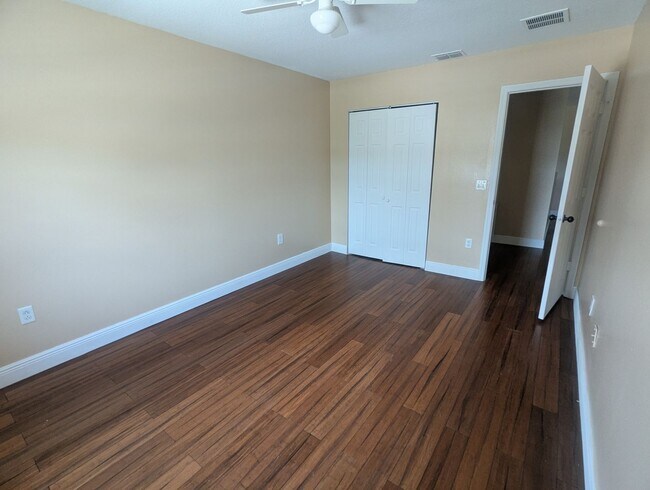 Building Photo - FOR RENT 4 Bedroom 2 1/2  Bath with Den/Office/5th bedroom, Furry  friends Welcome!