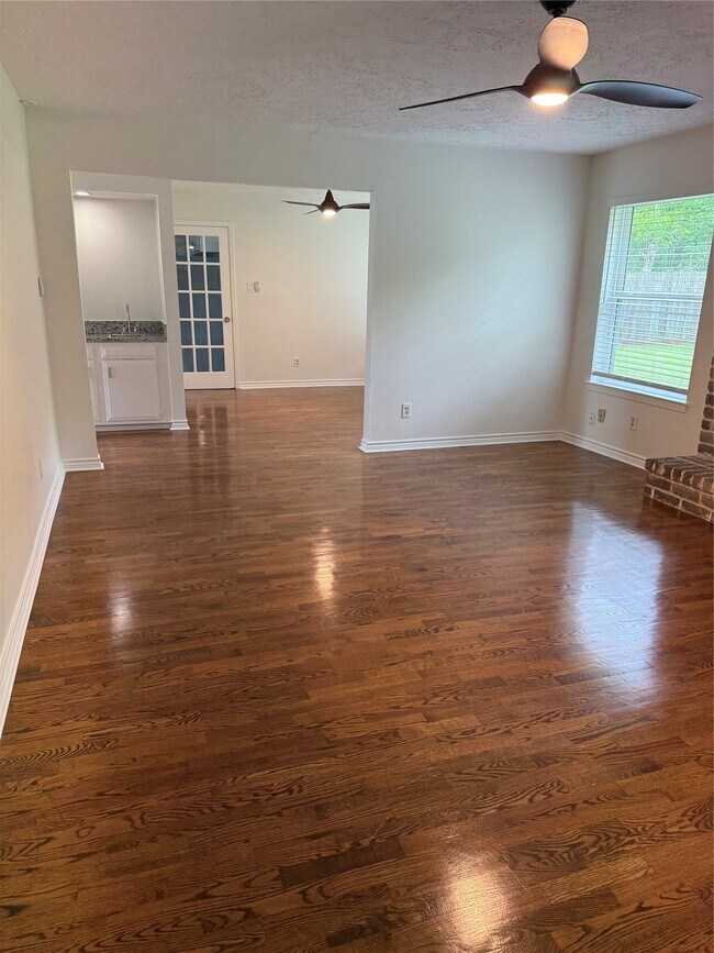 Building Photo - 2318 Aprilmont Dr