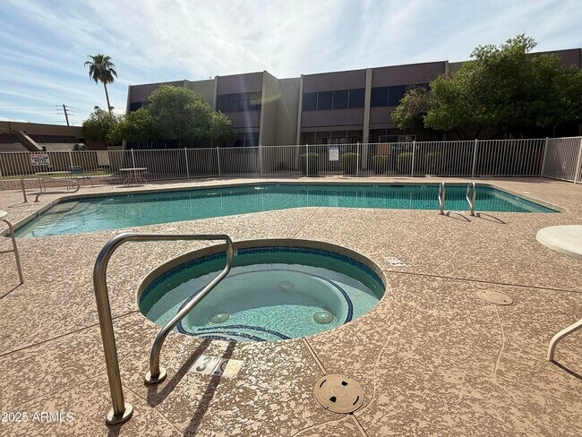 Building Photo - 611 W 13th St