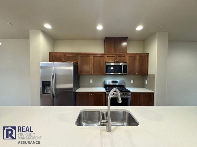 Building Photo - Spacious, well-designed Townhome in the River Terrace community!!