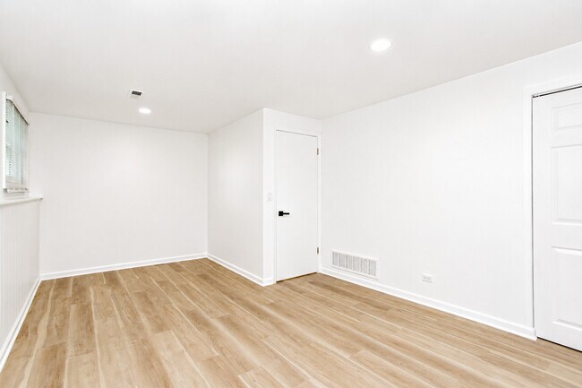 Building Photo - 7777 Ramsgate Cir S