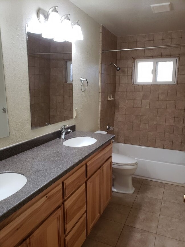 Building Photo - 3 bedroom home w/ large shop & office space!