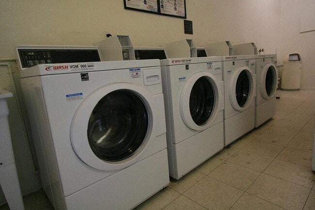 Building Photo - Beautiful and Large One bedroom Apt